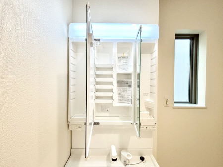 ���̑����ρ@�O�ʋ��̗��ɁA���ϕi��q���p�i�Ȃǂ����[�\�B���ʑ����������ƕۂ��܂��I