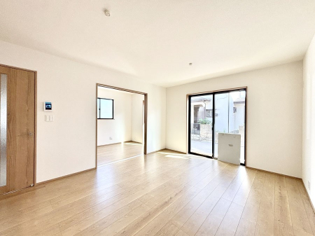 ���̑����ρ@�Ƒ��̏Ί炪���R�Ɛ��܂�Ă���A����ȕ��͋C�̃_�C�j���O�Ɏd�オ���Ă��܂��B