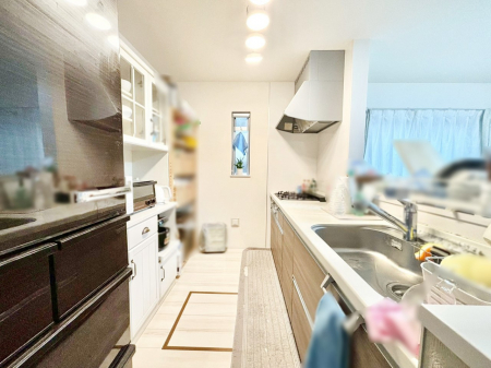 �L�b�`���@�u�₩�ȕ����ʂ蔲����L�b�`���B��������̂Ŗ��邭���C�ɂ��𗧂��܂��B