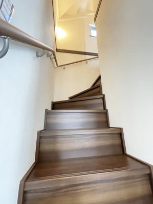 その他　内装〜staircase〜 安全面に配慮、手すり付階段 