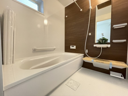 浴室　内装〜bathroom〜　 浴室には窓！浴室は湿気がたまりやすく、換気扇だけではどうしてもカビが出やすいです 