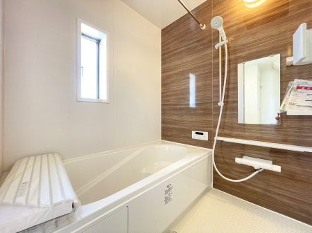 浴室　内装〜bathroom〜　 浴室には窓！浴室は湿気がたまりやすく、換気扇だけではどうしてもカビが出やすいです 　4号棟