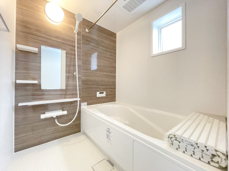 浴室　内装〜bathroom〜　 浴室には窓！浴室は湿気がたまりやすく、換気扇だけではどうしてもカビが出やすいです ２号棟 