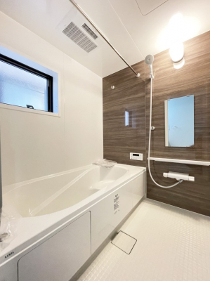 浴室　内装〜bathroom〜　 浴室には窓！浴室は湿気がたまりやすく、換気扇だけではどうしてもカビが出やすいです 2号棟