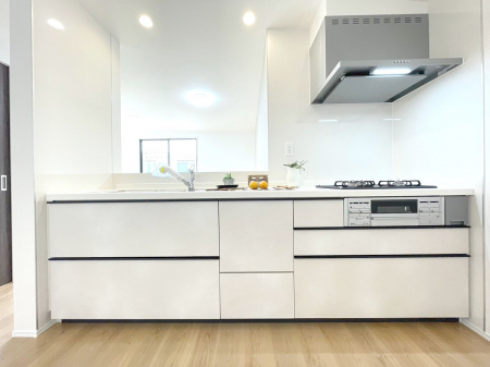 キッチン　内装〜kitchen〜　収納たっぷりなので調理器具や調味料も出し入れしやすいですね。　2号棟