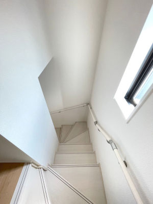 その他　内装〜staircase〜 安全面に配慮、手すり付階段　2号棟