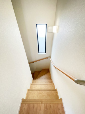 その他　内装〜staircase〜窓から光が差し込む明るい階段1-F号棟