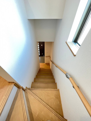 その他　内装〜staircase〜 安全面に配慮、手すり付階段 　Ｅ号棟
