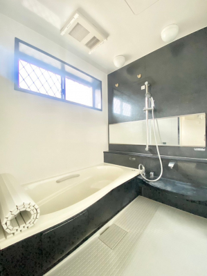 浴室　内装〜bathroom〜　 浴室には窓！浴室は湿気がたまりやすく、換気扇だけではどうしてもカビが出やすいです 