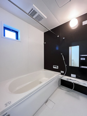 浴室　内装〜bathroom〜　 浴室には窓！浴室は湿気がたまりやすく、換気扇だけではどうしてもカビが出やすいです 　2号棟