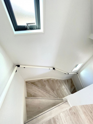 その他　内装〜staircase〜 安全面に配慮、手すり付階段 