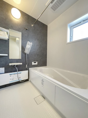 浴室　内装〜bathroom〜　 浴室には窓！浴室は湿気がたまりやすく、換気扇だけではどうしてもカビが出やすいです 　1号棟