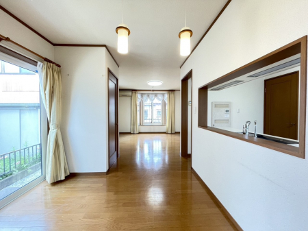 rO@`living room`@ Ƒc̎ԂȂ났̂kcj 