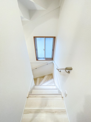 ̑@`staircase` SʂɔzA肷tKi 