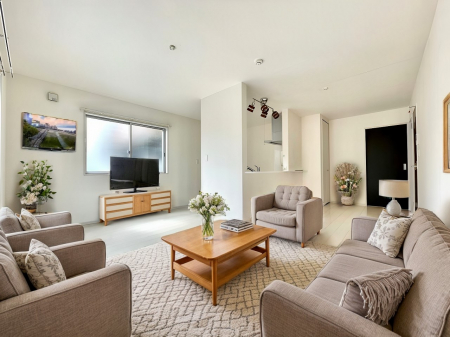 rO@`living room`@ Ƒ̉b͂ށAJIȂkcj ƋCGł